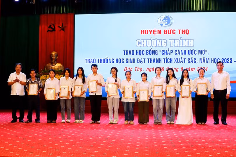 Huyện Đức Thọ trao học bổng chắp cánh ước mơ cho học sinh, sinh viên nghèo học giỏi năm 2024