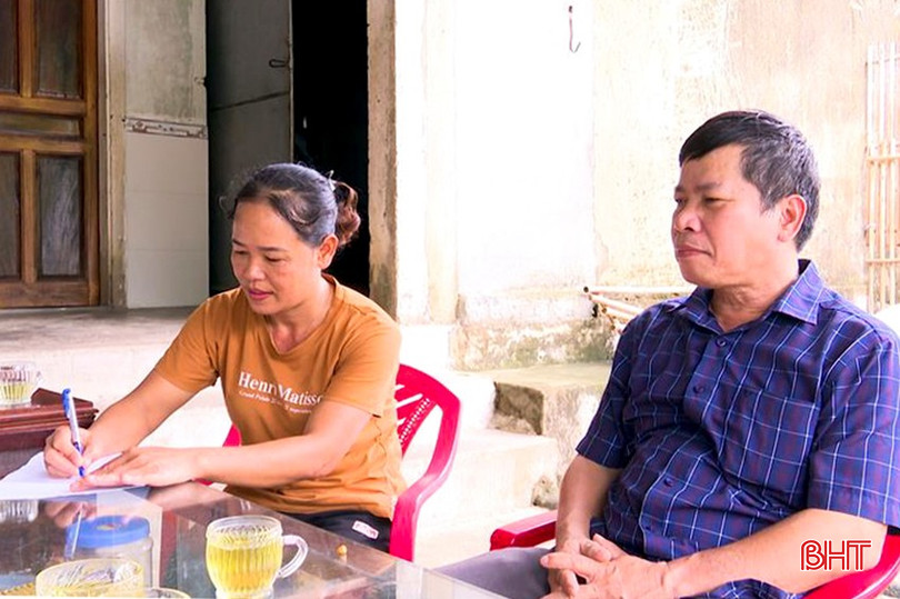 Xã thường xuyên tổ chức công tác tuyên truyền, ký cam kết đến các hộ dân sẵn sàng sơ tán khi có mưa lũ xảy ra. 2.jpg