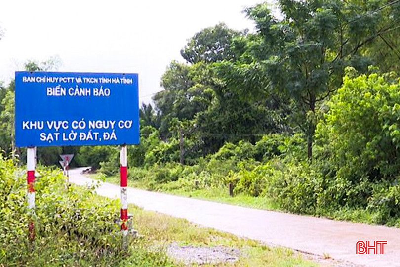 Các ngành chức năng cắm biển cảnh bảo khu vực có nguy cơ sạt lở đất, đá 1.jpg