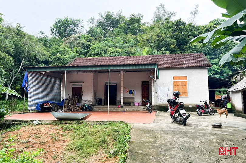 Gia đình chị Phan Thị Phượng nằm dưới chân Rú Dầu, là một trong những hộ dân có nguy cơ cao bị ảnh hưởng nếu xảy ra sạt lở. 11.jpg