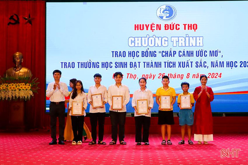 Dịp này, lãnh đạo địa phương cũng trao thưởng Quỹ Khuyến học Làng Khóng cho các em học sinh có thành tích xuất sắc trong năm học 2023-2024 với tổng số tiền là 36 triệu đồng. 9.jpg