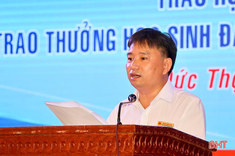 Ông Hoàng Xuân Hùng - Phó Chủ tịch UBND huyện - Chủ tịch Hội đồng quản lý Quỹ Khuyến học huyện Đức Thọ: Huyện luôn quan tâm công tác khuyến học, khuyến tài, tạo động lực, cơ hội để những học sinh nghèo vươn lên trong học tập, tiếp cận tri thức, lập thân lập nghiệp làm rạng danh đất học Đức Thọ. 1.jpg