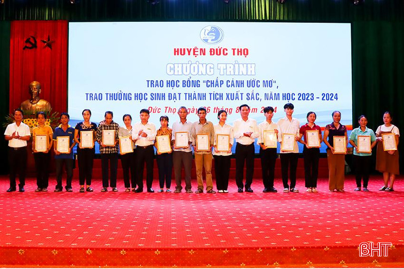 Lãnh đạo huyện Đức Thọ trao học bổng cho 16 sinh viên năm thứ 2 gặp hoàn cảnh khó khăn với tổng số tiền 215 triệu đồng. 6.jpg