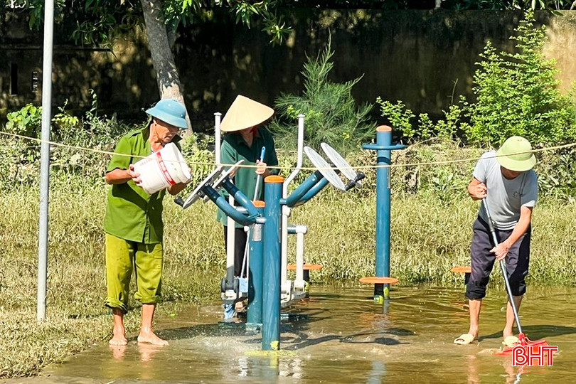 Bà con nhân dân thôn Đông Đoài, xã Bùi La Nhân vệ sinh chùi dọn các dụng cụ phục vụ văn hóa thể thao tại nhà văn hóa thôn. 8.jpg