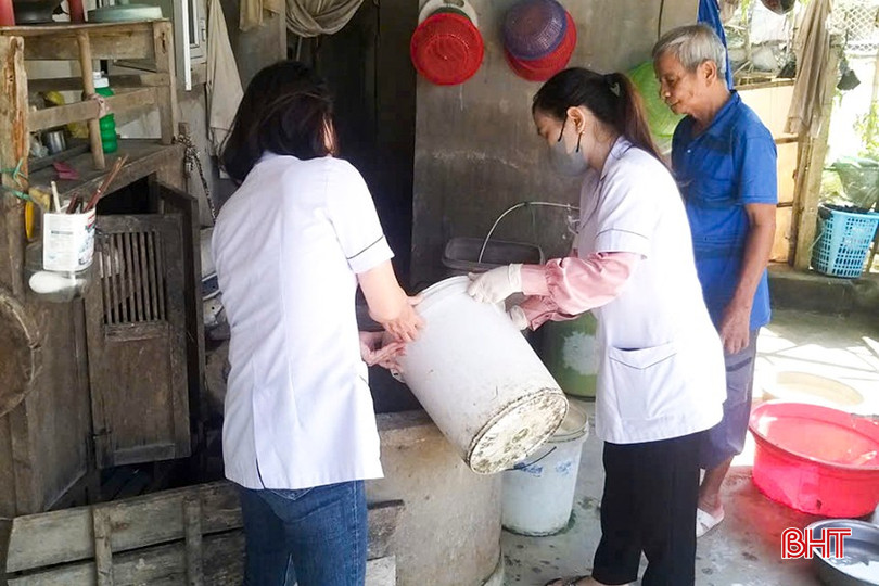Cán bộ, nhân viên Trạm Y tế thị trấn Đức Thọ đến tận các hộ dân bị ngập để giúp Nhân dân khử khuẩn nguồn nước sinh hoạt và xử lý môi trường. 1.jpg