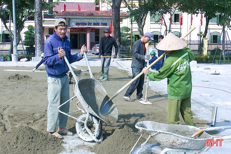 Công trình công viên thị trấn Đức Thọ đang được khẩn trương nâng cấp. bqbht_br_4.jpg