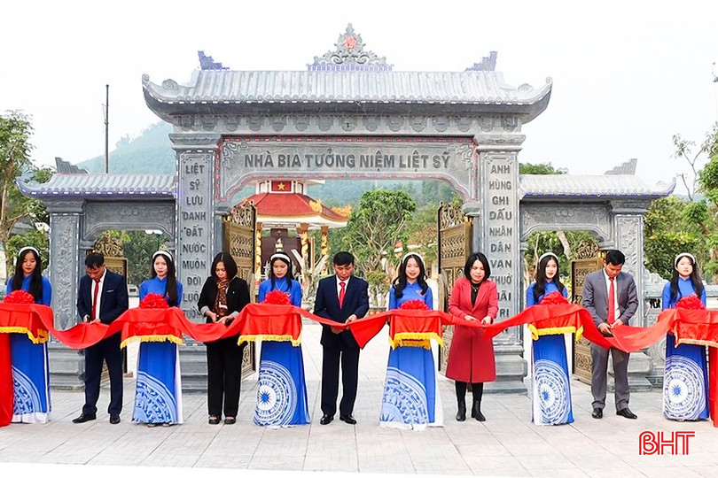 Xã Đức Lạng cắt băng khánh thành Nhà bia tưởng niệm các anh hùng liệt sĩ. bqbht_br_5.jpg