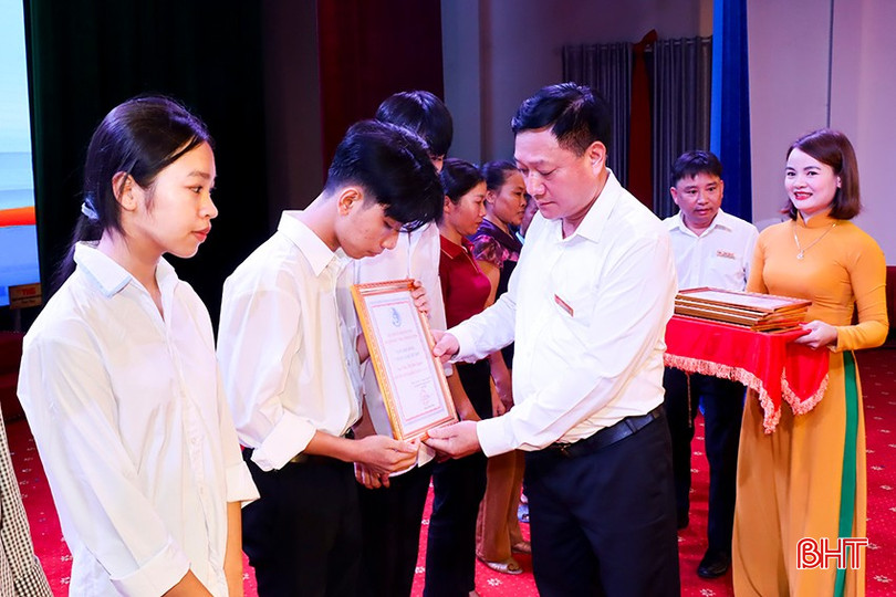 Chủ tịch UBND huyện Đức Thọ Trần Hoài Đức trao học bổng cho các học sinh, sinh viên nghèo học giỏi. 4.jpg