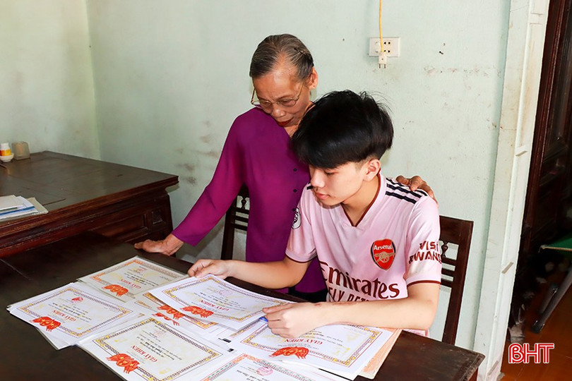 Em Nguyễn Tấn Minh, thôn Kim Thịnh, xã Tùng Châu - học sinh nghèo học giỏi cũng nhận được sự hỗ trợ từ cộng đồng. 8.jpg