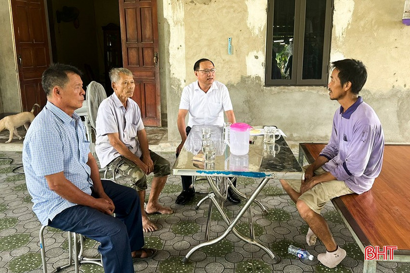 Gia đình em Bùi Đình Thắng (xã Bùi La Nhân) nhớ lại những tình cảm của bà con khi quyên góp tiền để em được tiếp tục học đại học. 9.jpg