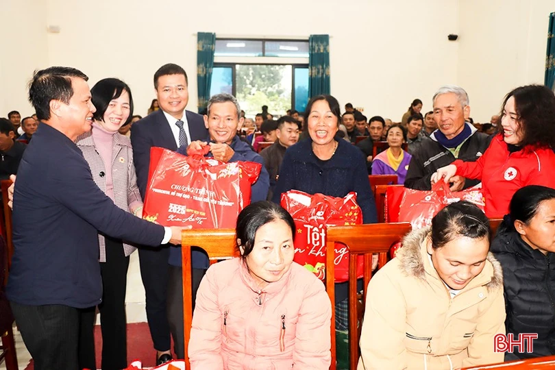 Hội Chữ thập đỏ tỉnh, lãnh đạo huyện Đức Thọ trao quà tết cho các hộ dân.