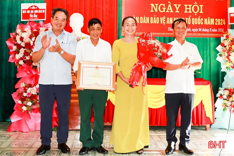 Trưởng ban Nội chính Tỉnh ủy trao bằng khen của Chủ tịch UBND tỉnh cho thôn Quang Chiêm, xã Thanh Bình Thịnh vì đã có thành tích xuất sắc trong phong trào toàn dân bảo vệ ANTQ. 6.jpg