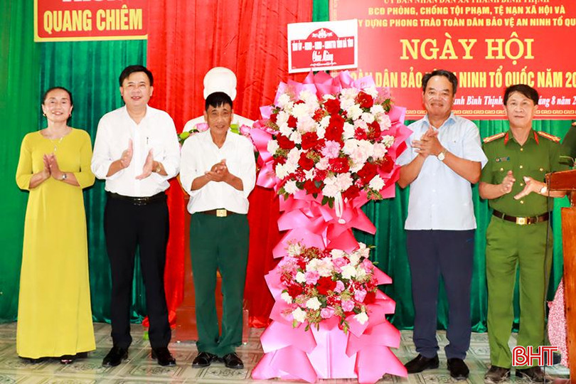 Đồng chí Nguyễn Đình Hải - Trưởng ban Nội chính Tỉnh ủy và Đại tá Đặng Hoài Sơn - Phó Giám đốc Công an tỉnh tặng hoa chúc mừng cán bộ, đảng viên và nhân dân xã Thanh Bình Thịnh. 2.jpg