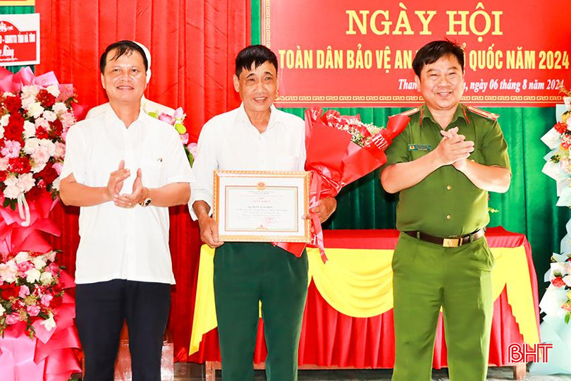 Phó Bí thư Thường trực Huyện ủy Đức Thọ Đặng Giang Trung trao giấy khen của UBND huyện Đức Thọ cho ông Đoàn Xuân Hiển - Bí thư chi bộ thôn Quang Chiêm vì đã có thành tích xuất sắc trong phong trào toàn dân bảo vệ ANTQ. 7.jpg