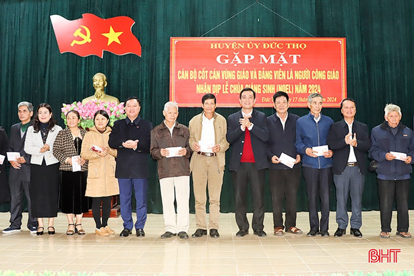 Các đồng chí lãnh đạo huyện Đức Thọ tặng quà chúc mừng các đảng viên là người công giáo nhân dịp Noel năm 2024. bqbht_br_a3.jpg