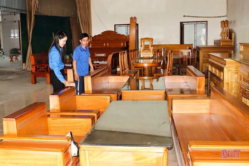 Mô hình sản xuất đồ mộc truyền thống của anh Võ Tá Tuần, thôn Gia Thịnh, xã Thanh Bình Thịnh giải quyết việc làm cho nhiều thanh niên tại địa phương. bqbht_br_4.jpg