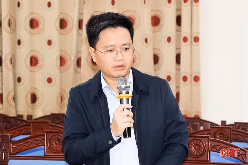 Trưởng phòng Tài chính kế hoạch Lê Trung Dũng đề xuất HĐND tỉnh nghiên cứu các chính sách về đề án nhà ở xã hội cho các đối tượng hưởng lợi.