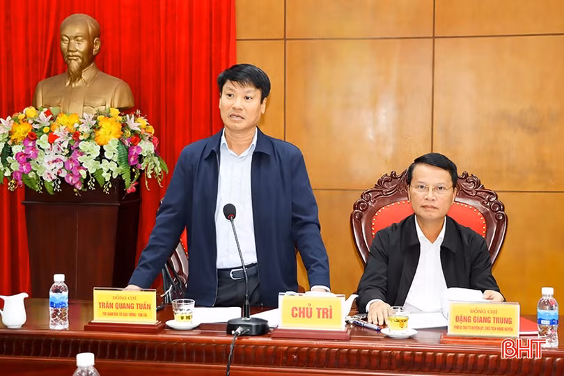 Giám đốc Sở GTVT Trần Quang Tuấn - Tổ trưởng Tổ đại biểu HĐND tỉnh bầu tại huyện Đức Thọ phát biểu tại buổi thảo luận.