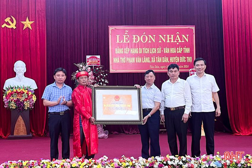 Lãnh đạo Sở VH-TT&DL trao bằng di tích lịch sử - văn hóa cấp tỉnh cho lãnh đạo địa phương, đại diện dòng họ. C.jpg