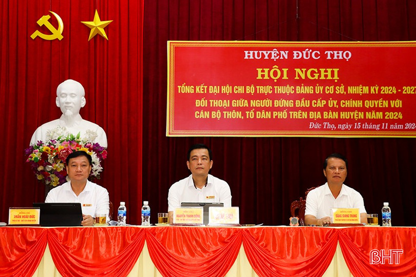 Bí thư Huyện ủy Nguyễn Thành Đồng, Phó Bí thư Thường trực Huyện ủy Đặng Giang Trung và Chủ tịch UBND huyện Trần Hoài Đức cùng chủ trì hội nghị đối thoại. bqbht_br_1.jpg