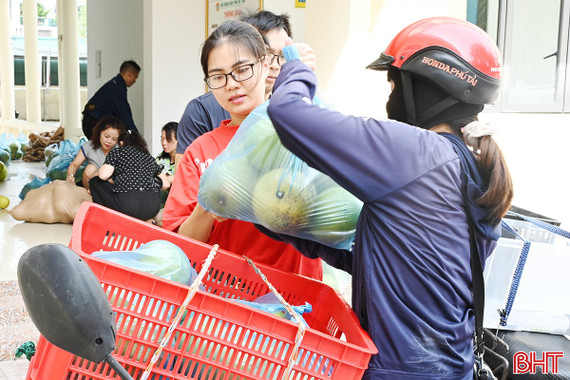 Gác lễ, hỗ trợ nông dân tiêu thụ bưởi Phúc Trạch