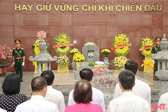 Đông đảo người dân dâng hương tưởng nhớ Tổng Bí thư Trần Phú