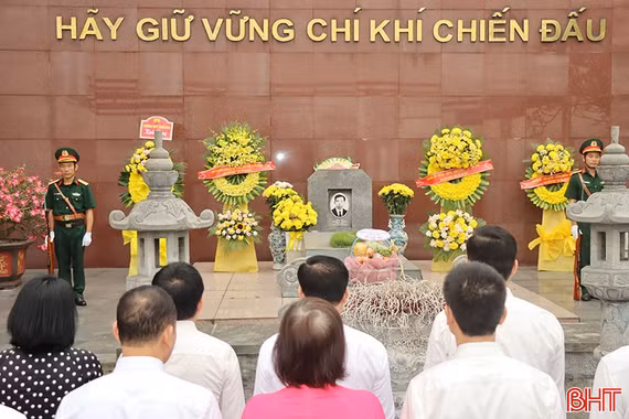 Đông đảo người dân dâng hương tưởng nhớ Tổng Bí thư Trần Phú