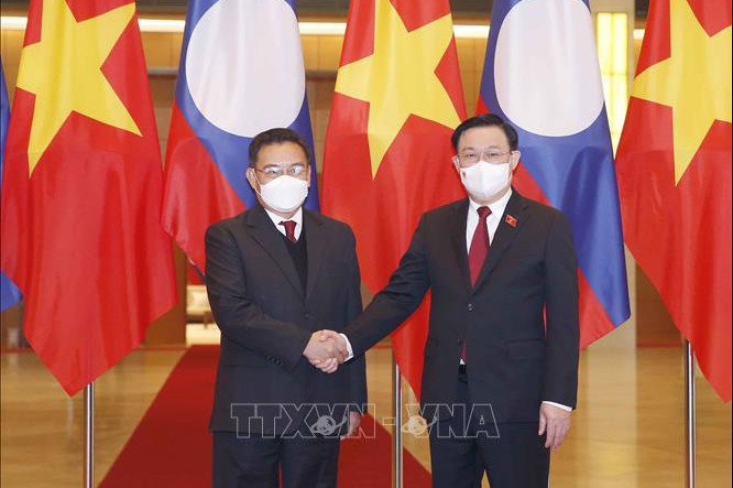 Chủ tịch Quốc hội Vương Đình Huệ đón và hội đàm với Chủ tịch Quốc hội Lào