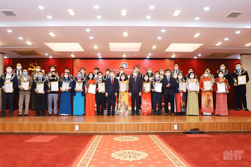 Hà Tĩnh trao chứng nhận cho các sản phẩm công nghiệp nông thôn tiêu biểu năm 2021