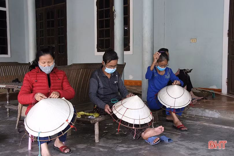 Cụ bà hơn 90 tuổi “giữ lửa” nghề nón lá Ba Giang