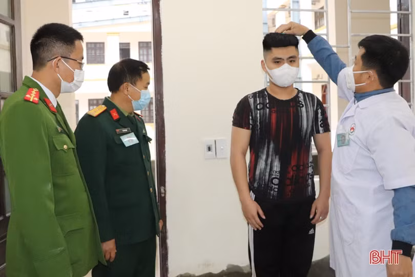 Thanh niên các địa phương tham gia khám tuyển nghĩa vụ quân sự
