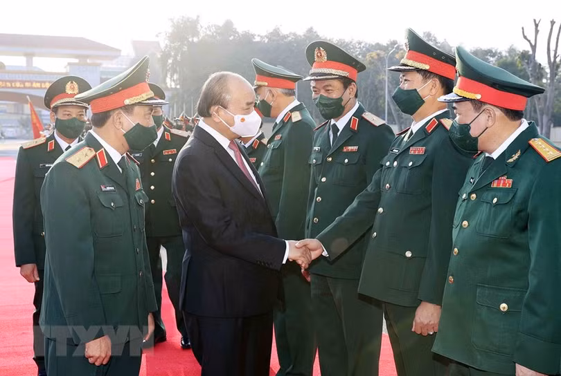 Chủ tịch nước Nguyễn Xuân Phúc thăm, làm việc tại Quân khu 4