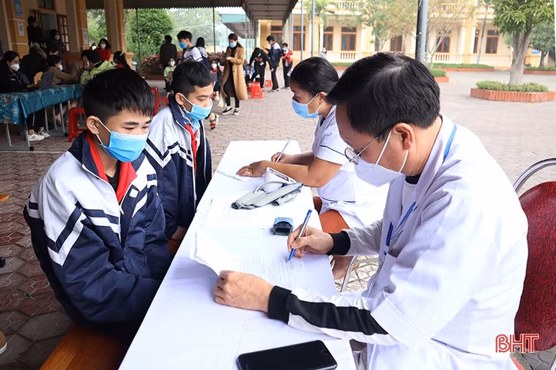 Can Lộc tiêm hơn 8.200 liều vắc-xin phòng COVID-19 cho người từ 12 đến dưới 16 tuổi