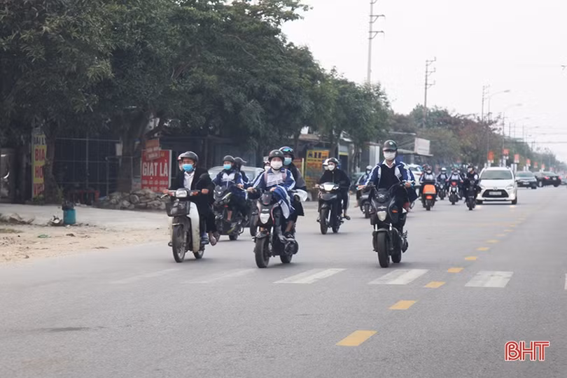 Học sinh Hà Tĩnh điều khiển xe máy điện: Hiểm họa khó lường...