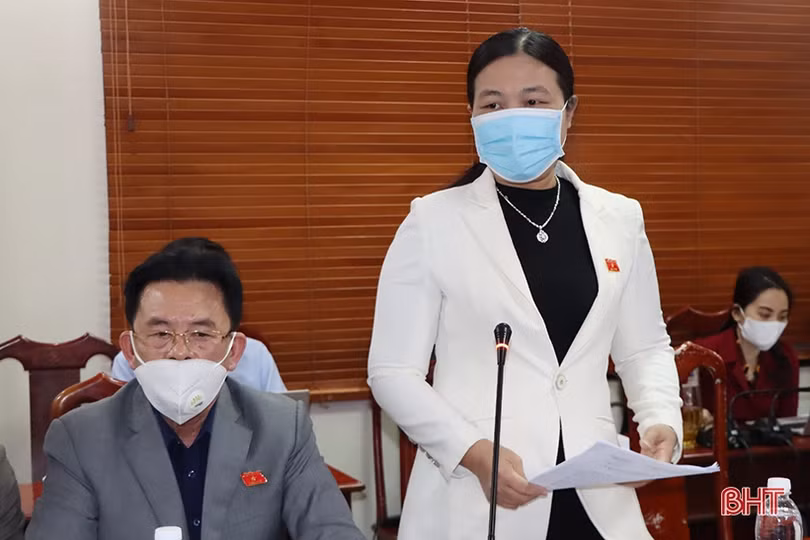 Tổ đại biểu HĐND tỉnh tại Cẩm Xuyên góp ý các tờ trình, dự thảo nghị quyết trình Kỳ họp thứ 4