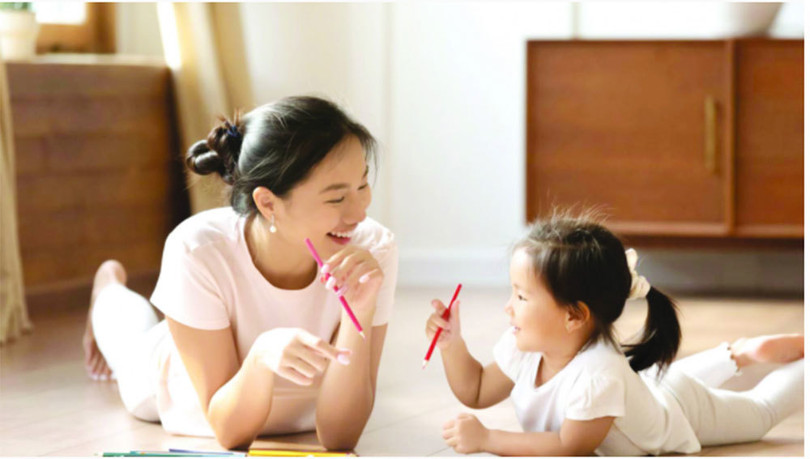 Cha mẹ nên tích cực trò chuyện, đem đến cho trẻ những hoạt động trải nghiệm mang tính mở rộng góc nhìn, giúp trẻ xây dựng thói quen san sẻ và cảm thông Đừng yêu con sai cách