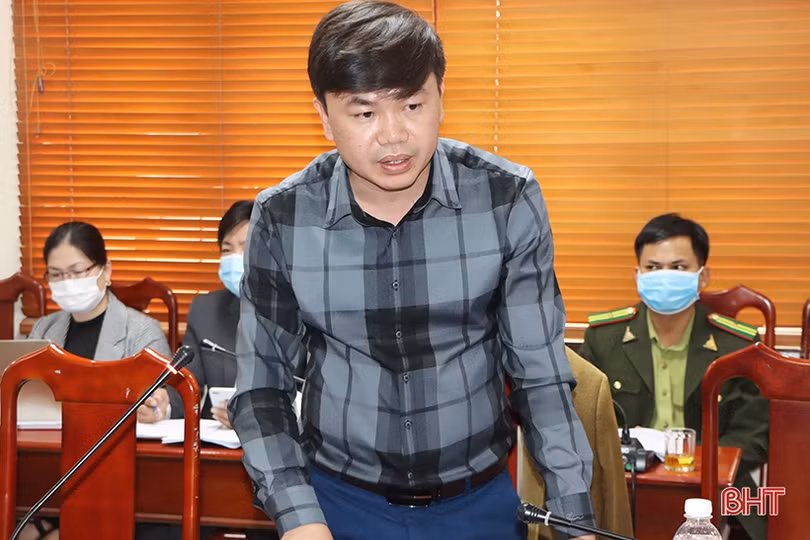 Tổ đại biểu HĐND tỉnh tại Cẩm Xuyên góp ý các tờ trình, dự thảo nghị quyết trình Kỳ họp thứ 4