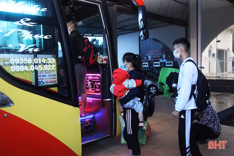 Các nhà xe ở Hà Tĩnh “đỏ mắt” chờ khách chốt vé dịp Tết