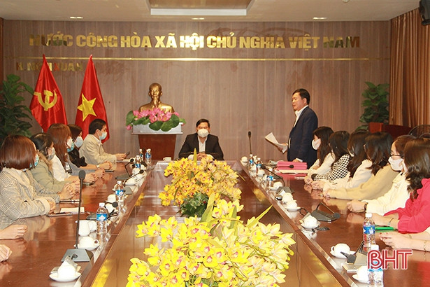 Nghi Xuân trao quyết định tuyển dụng 26 giáo viên 