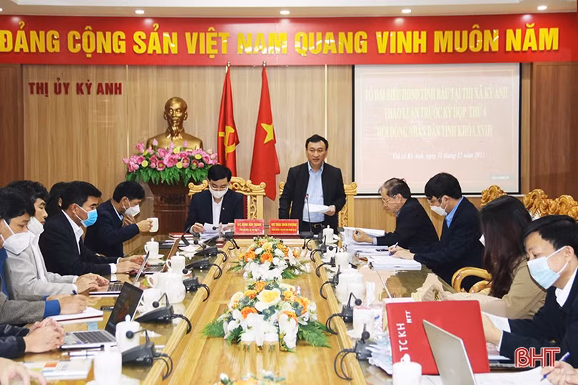 Các tổ đại biểu HĐND tỉnh Hà Tĩnh thảo luận, góp ý trước Kỳ họp thứ 4