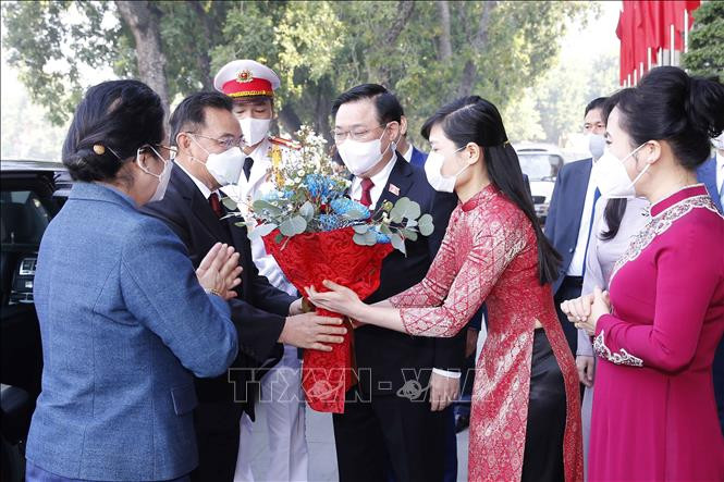 Chủ tịch Quốc hội Vương Đình Huệ đón và hội đàm với Chủ tịch Quốc hội Lào