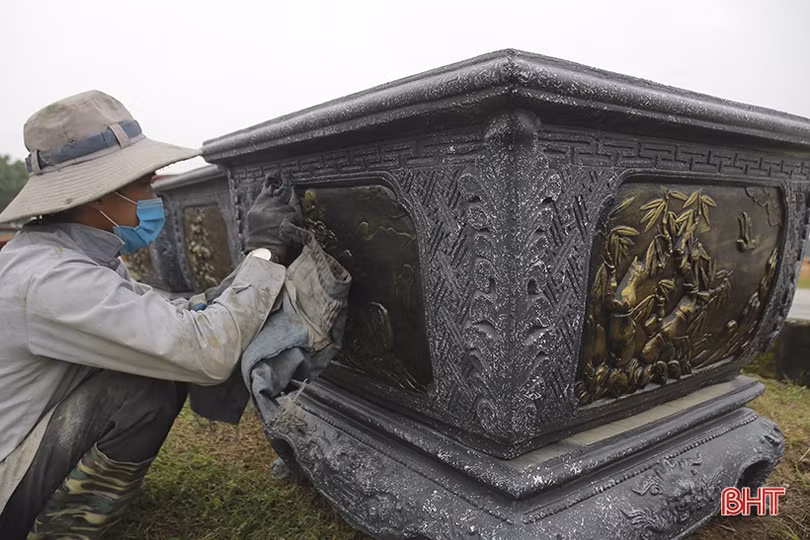 Cơ sở sản xuất chậu cây cảnh ở Hà Tĩnh tất bật vào vụ tết