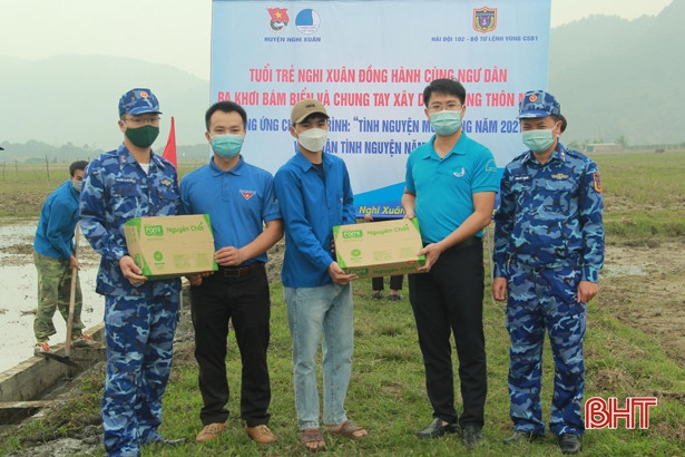 Cảnh sát biển, BĐBP hỗ trợ người dân Nghi Xuân ra khơi bám biển, xây dựng nông thôn mới