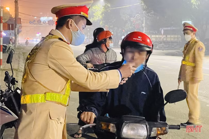 Hà Tĩnh: Giữa mùa dịch, nhiều tài xế vẫn vi phạm nồng độ cồn khi tham gia giao thông