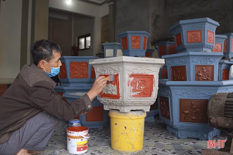 Cơ sở sản xuất chậu cây cảnh ở Hà Tĩnh tất bật vào vụ tết