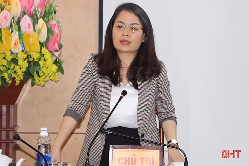 Tổ đại biểu HĐND tỉnh tại Cẩm Xuyên góp ý các tờ trình, dự thảo nghị quyết trình Kỳ họp thứ 4