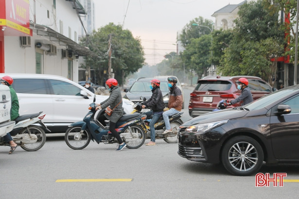 Giao thông ùn tắc vào cao điểm buổi sáng tại ngã 5 đường Vũ Quang