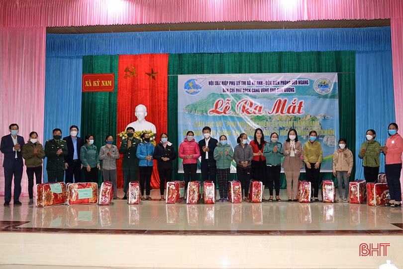 Ra mắt 2 CLB “Phụ nữ với chiến sĩ quân hàm xanh” ở TX Kỳ Anh