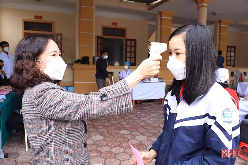 Can Lộc tiêm hơn 8.200 liều vắc-xin phòng COVID-19 cho người từ 12 đến dưới 16 tuổi