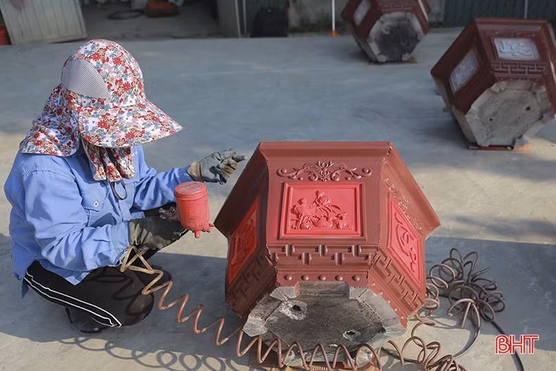 Cơ sở sản xuất chậu cây cảnh ở Hà Tĩnh tất bật vào vụ tết